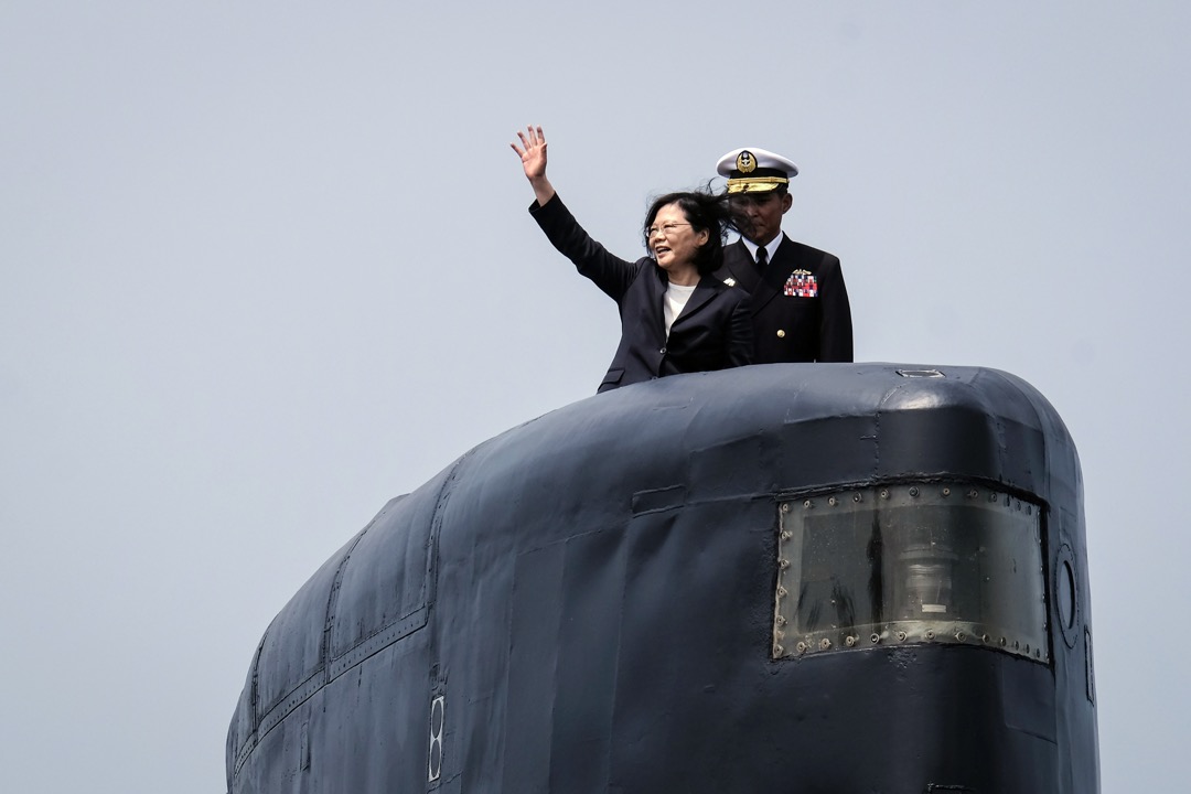 2017年3月21日,台灣總統蔡英文在高雄左岸海軍基地的一艘荷蘭製造的軍艦上揮手。