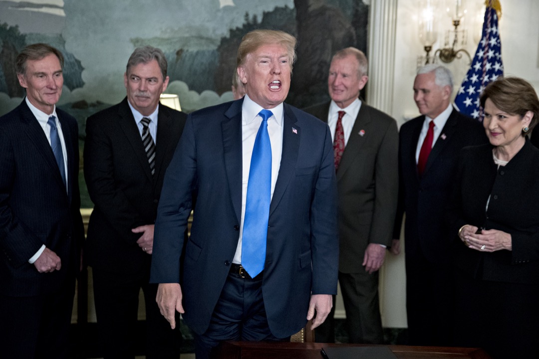 美国认为,为了纠正中国以各种不公平的方式取得美国的知识产权的现象,必须以适当的行为回应,关税只能算满足国内民粹的前菜,还有两项措施才是主菜,即是限制中资与诉诸世贸组织的法律战。图为3月22日,美国总统特朗普签署签署“中国经济侵略”备忘录。