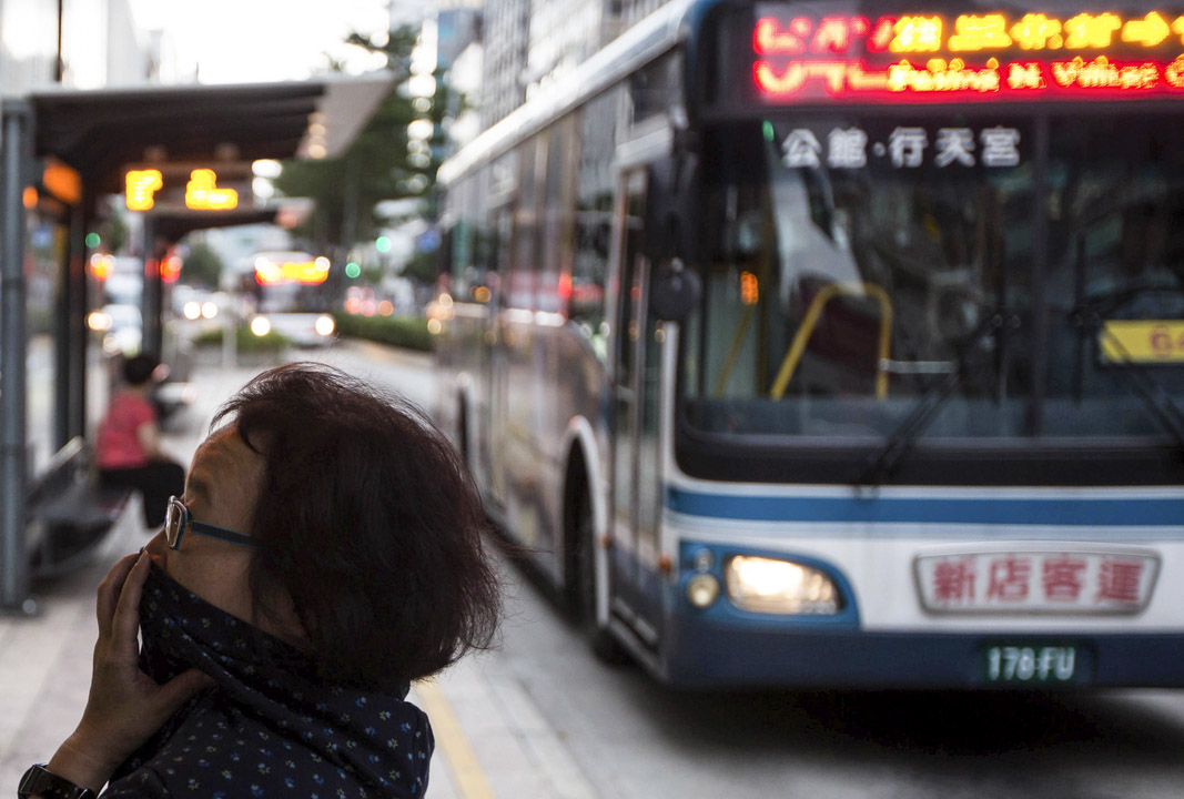 公車的速度影響最大的就是「停靠站」，停靠站越多，旅行時間就越長。