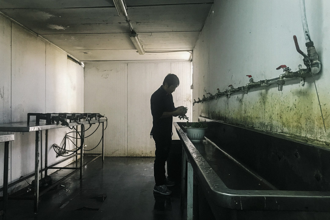 占忠华在中国建筑工人的宿舍内。三年前,35岁的占忠华在建筑工地发生事故,从高处坠落摔断脚,此后他留在以色列等待和保险公司打官司,以求经济赔偿。