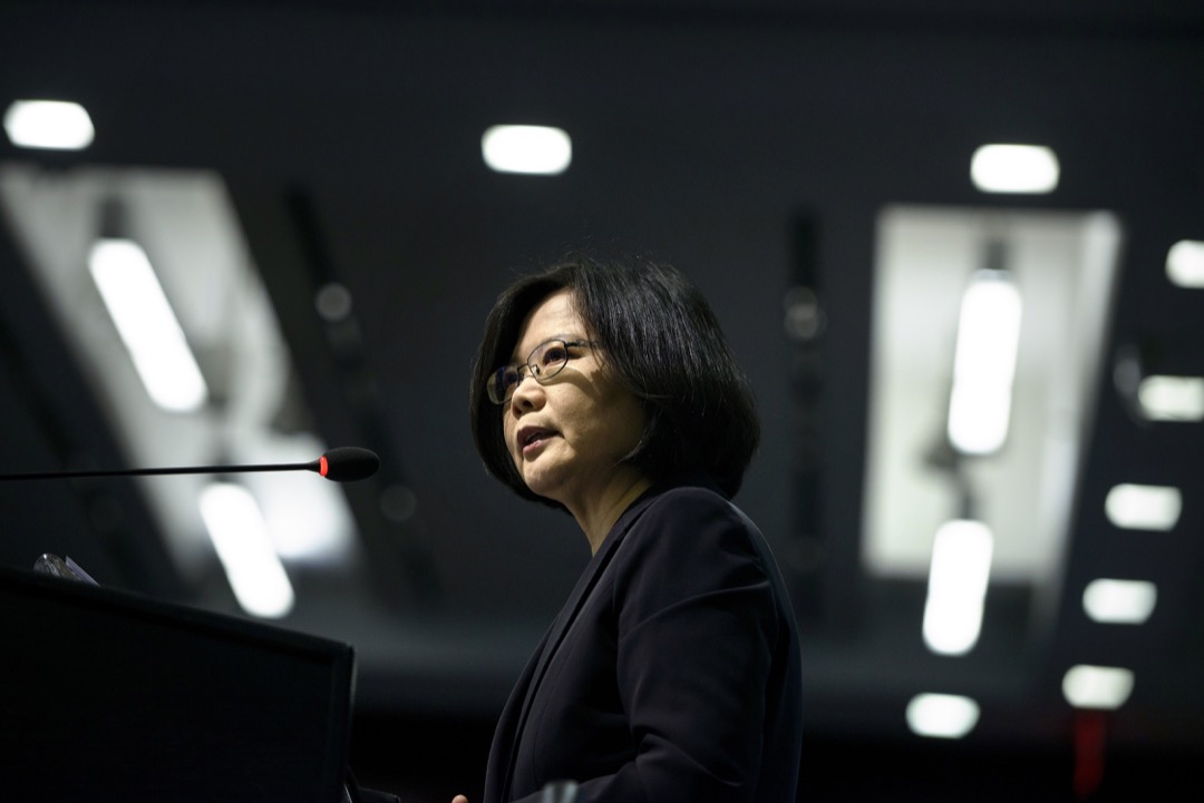 無論蔡英文如何想「維持現狀」,但現狀操在美中手中。台灣必須認清一個現實,兩岸主權爭議的解決只有統或獨兩種可能,「維持現狀」只是一個趨向統或獨的動態過程而已,時間上可長可短,可是終有結束的一天。