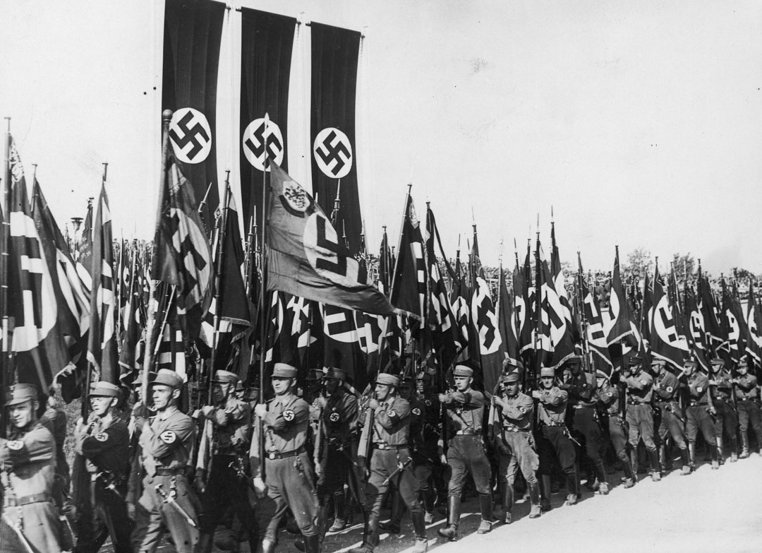 希特勒和納粹黨統治下的德國，成為一個法西斯主義極權國家，1938年開始先後吞併奧地利和捷克。1939年9月入侵波蘭，發動第二次世界大戰，在波蘭建立猶太集中營，約600萬猶太人被殺害。