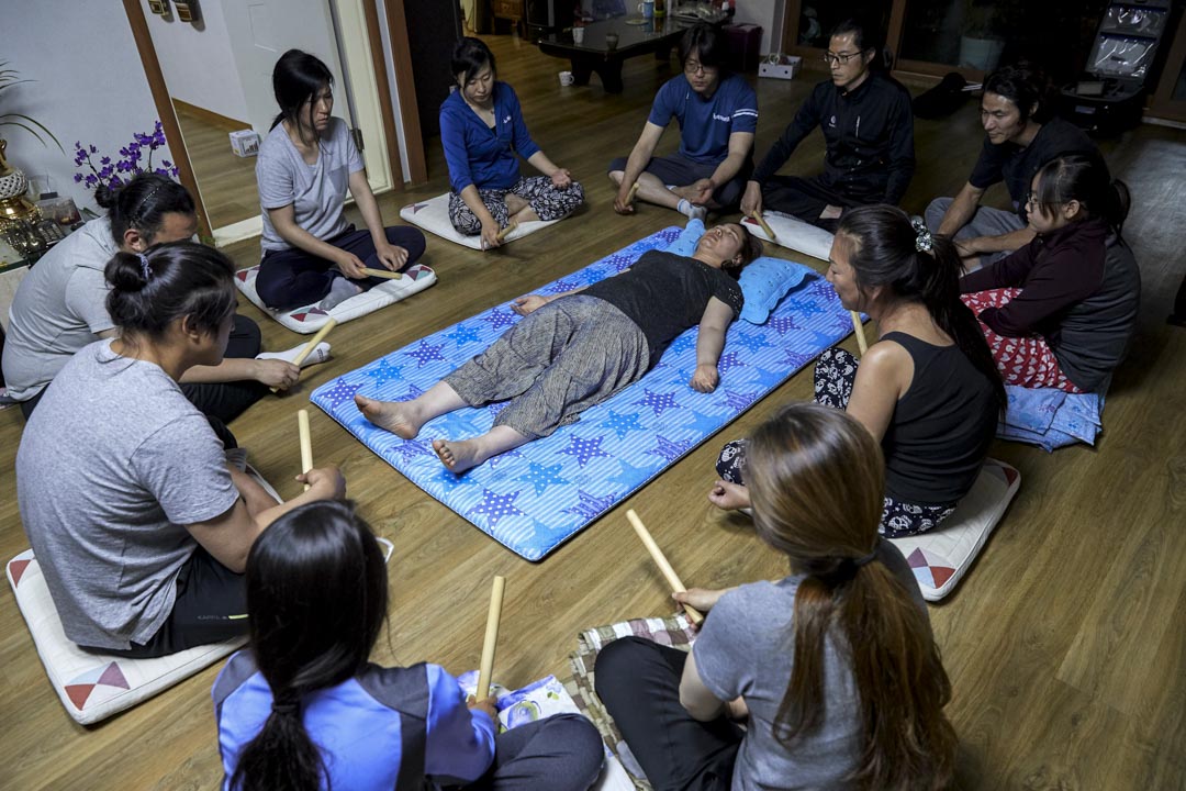 南韓堤川市,薩滿巫師Cheonsindangju正和弟子們為一名女子在她的住所驅魔。