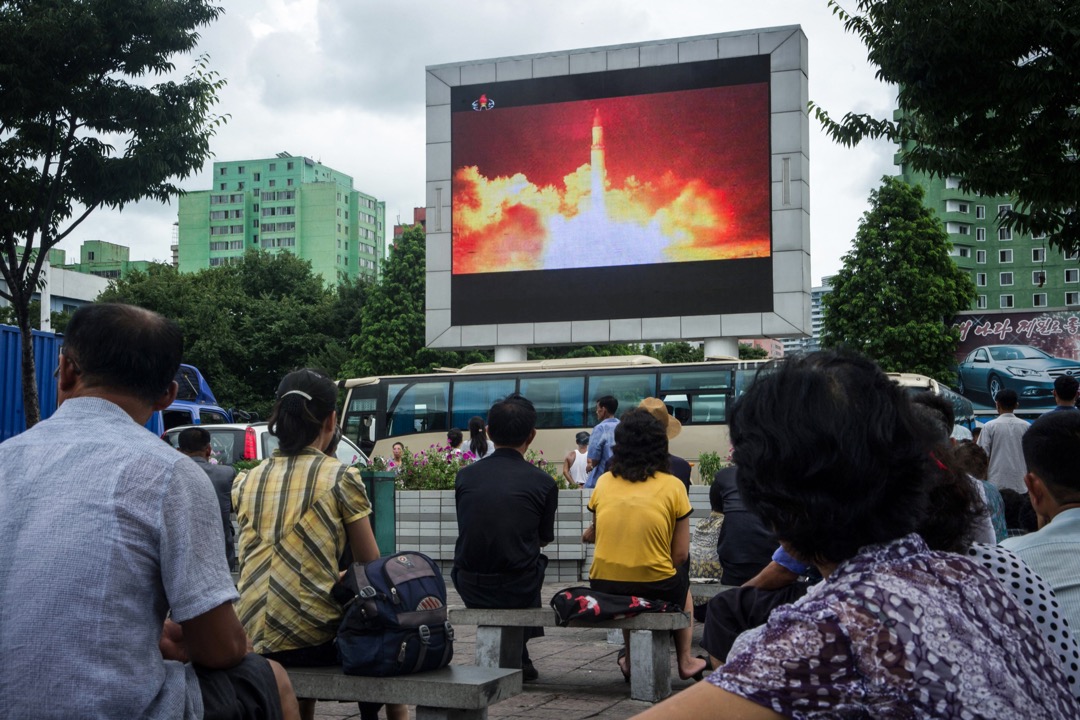 4月20日召開的北韓勞動黨第七屆三次會議上,金正恩宣布停止進行核試驗和發射洲際導彈(ICBM)以及關閉豐溪里核試驗場。但需要澄清北韓所主張的無核化到底是「北韓的無核化」還是「韓半島的無核化」的問題,如果是後者,那就會包括美軍的核武器以及韓半島周邊國家的核能力。
