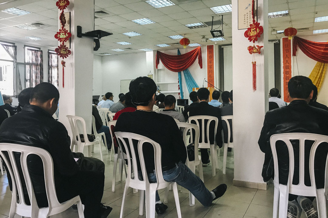 华人基督教会跟弟兄聚会坐落于特拉维夫城南部,工人们在那里交新朋友、吃家乡菜,参加教会活动。教会每两三个月组织一次集体旅行,参观以色列或者巴勒斯坦领地的景点,这几乎成了像丁左勤一样语言不通的中国工人们唯一的旅行机会。