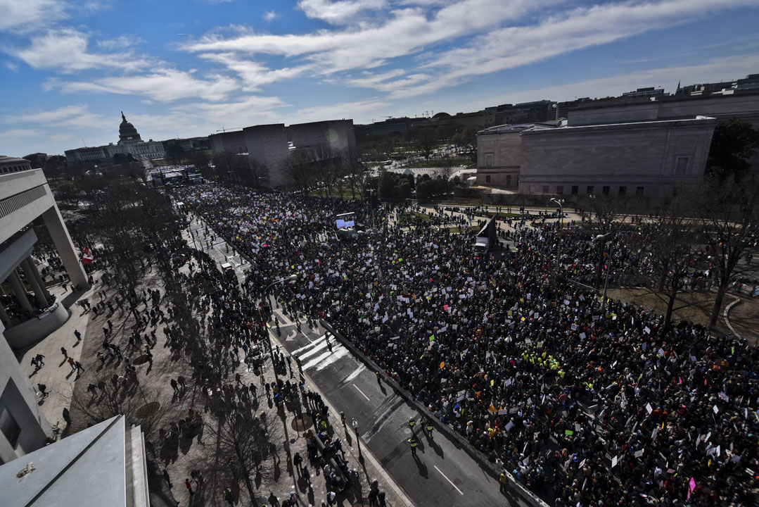 美國首都華盛頓,參與今次「March for Our Lives」集會的50萬名民眾站滿聯結白宮和美國國會大廈的賓夕法尼亞大道。