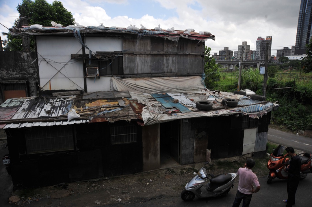 图为台湾新北市的寮屋区,居民为即将降临的台风做准备。