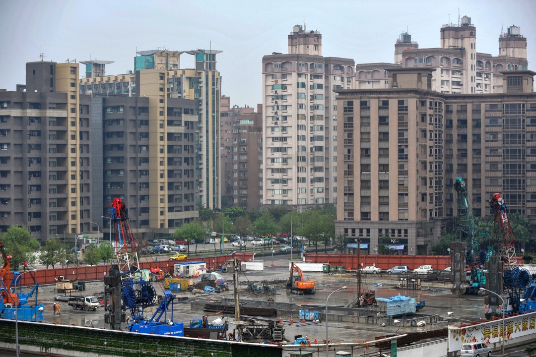 最乐于敲“防灾型都更”边鼓的,除了建商之外,还包括部分经济学者。他们认为,对于台湾疲缓的经济来说,都更是扩大内需的灵丹妙药。