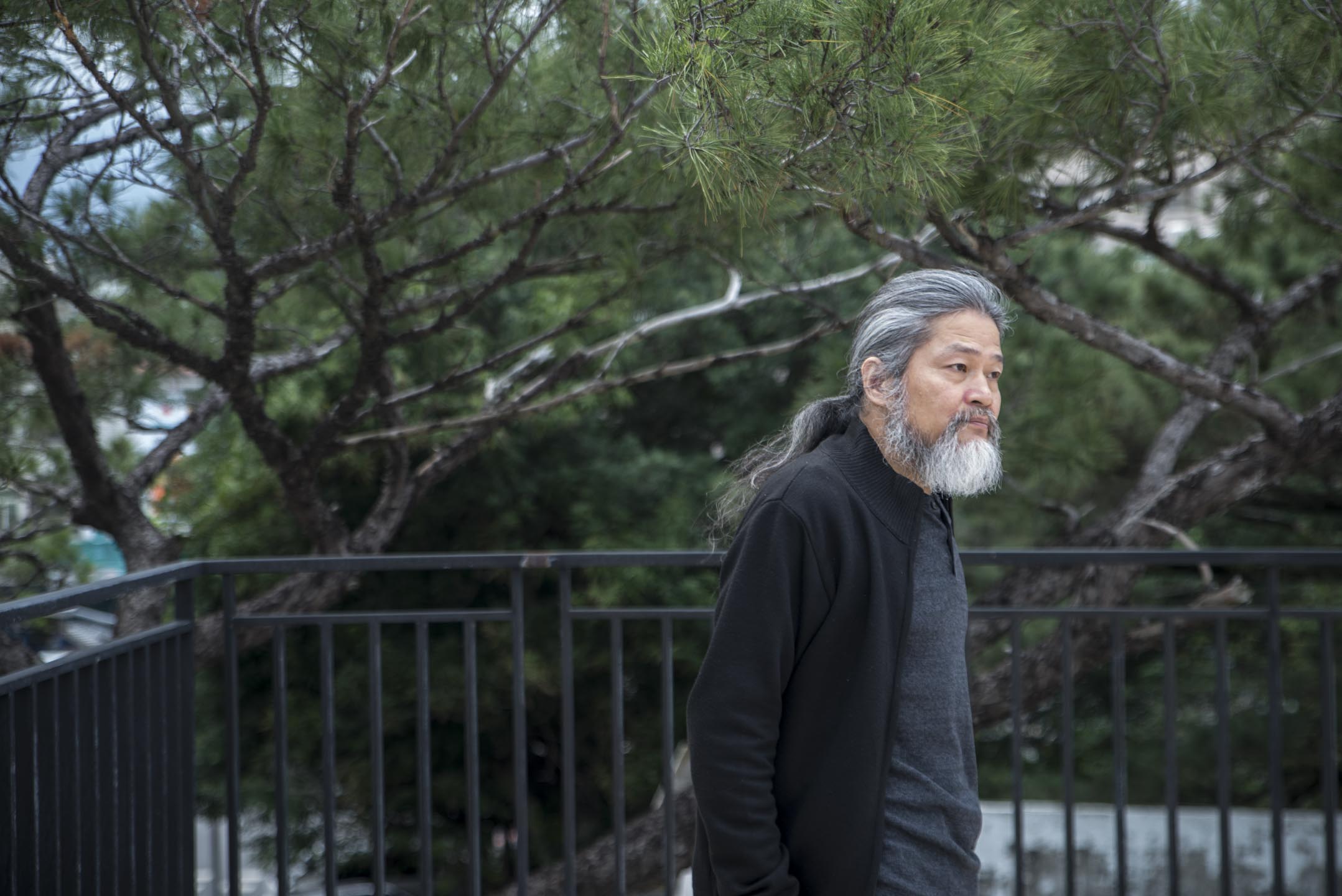 孟浪认为,诗人与世界存在对立关系,“本质上两者互相拒绝,却又是互相拯救。”世人多半认为诗人是怪人、是稀有动物,但却又对诗产生渴望与需求。