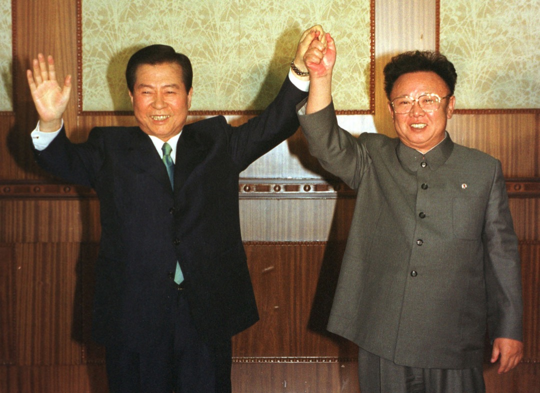 2000年6月14日,時任南韓總統金大中與時任北韓領袖金正日於北韓首都平壤舉行峰會,簽署《北南共同宣言》。