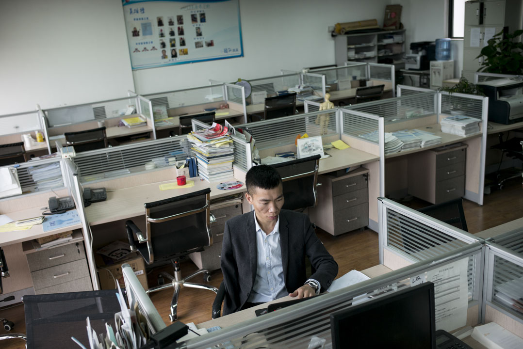 袁孝伟从天津体育学院毕业以后,成了一名注册的康复治疗师,加入NGO国际助残,先后两次驻扎到近年的地震灾区中服务灾民。
