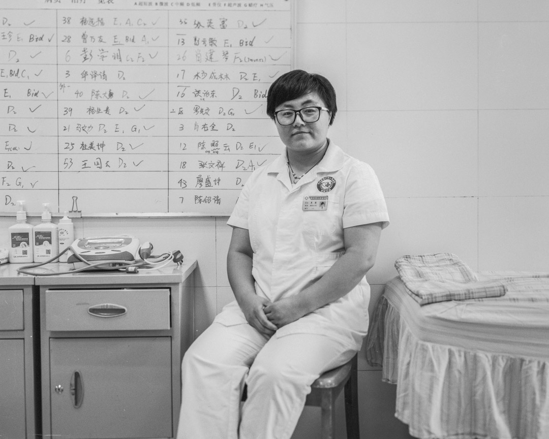 吴丹,31岁,辽宁人,原在大庆油田总医院实习,震后成为香港福幼基金会志愿者,帮助地震伤员做康复训练,后加入绵竹人民医院康复科,留川至今。