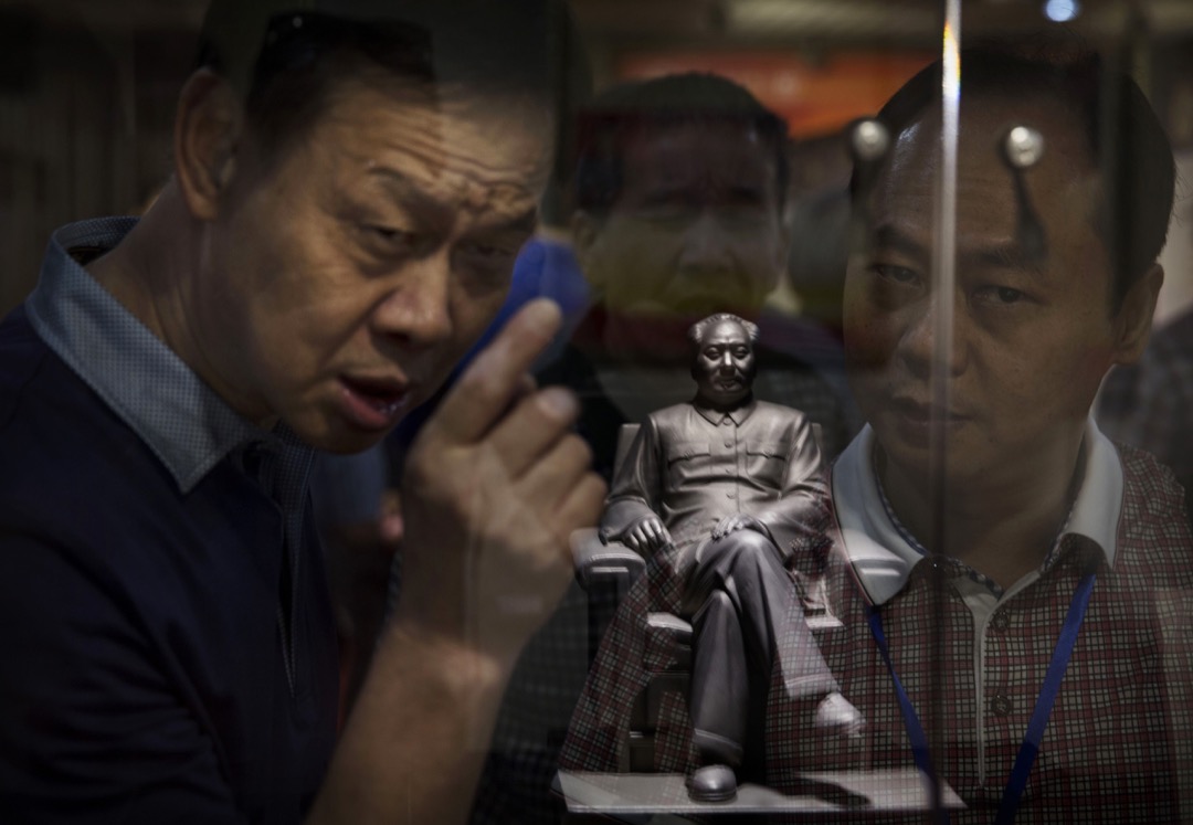 他们一边批判消费主义,一边在自己的公众号上给“蚂蚁短租”做广告,一边批判资本,一边卖着激进哲学的周边产品。