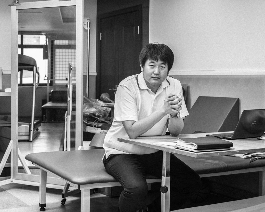 桂源,36岁,辽宁人,香港复康会物理治疗师,帮助地震伤员做康复训练,现为四川扬康残疾人康复技术培训指导中心负责人,扬康亦在2010年青海玉树地震、2013年雅安地震后参与伤员康复工作。