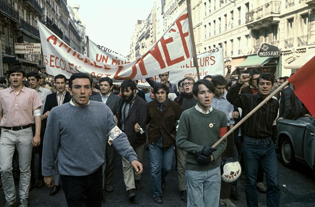 1968年5月1日,学生在巴黎的街上游行。