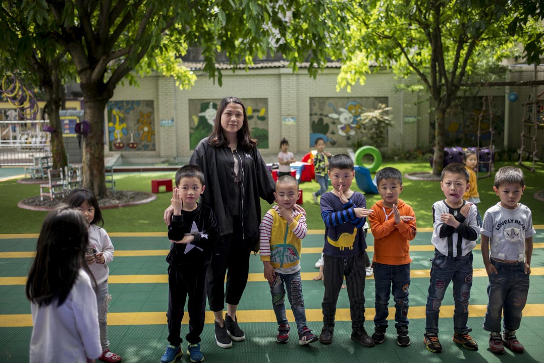 埋葬了富新二小的女儿以后,熊远英几乎把全部精力投入月芽幼儿园,现在,这家民办幼儿园有200多个学生。
