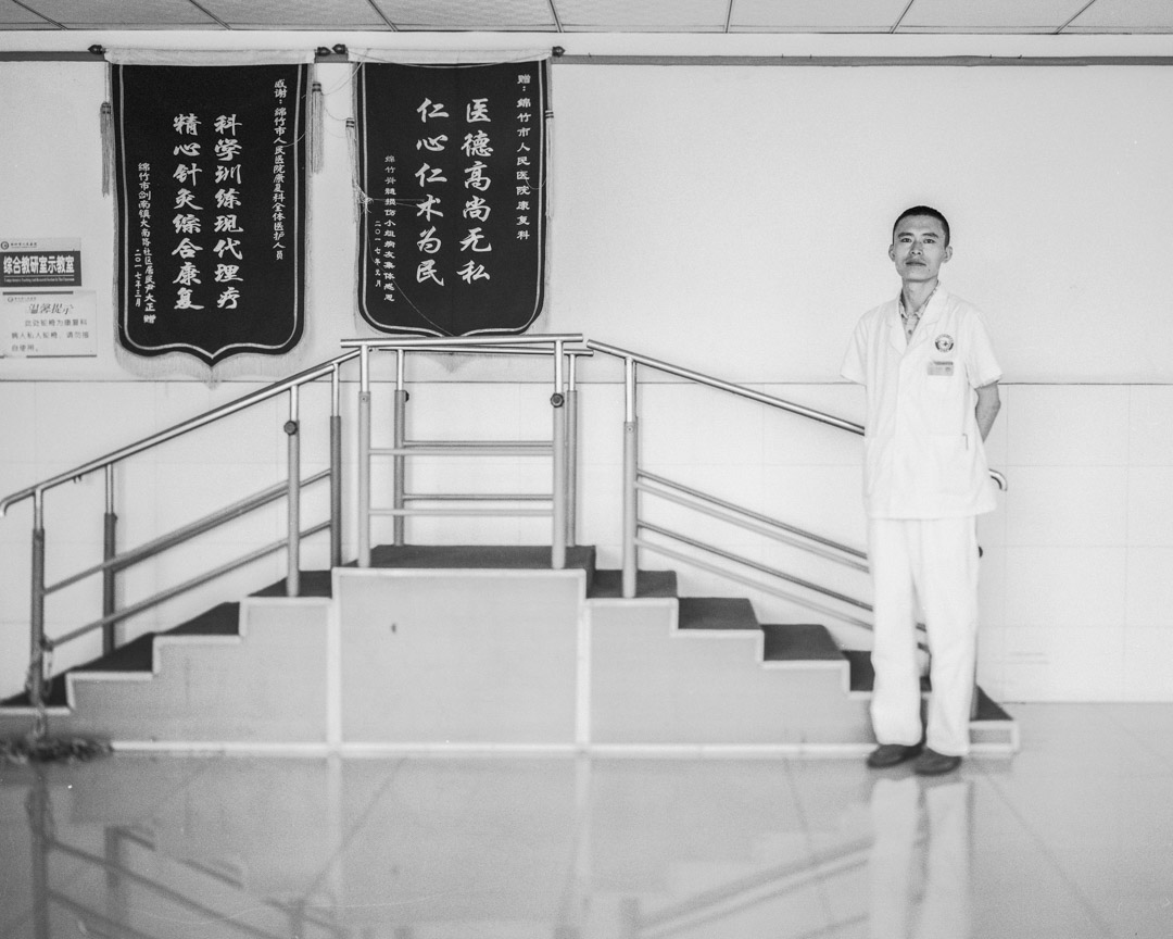 于占东,33岁,内蒙古人,原在大庆油田总医院康复医学中心工作,震后辞职赴川,成为香港福幼基金会志愿者,帮助地震伤员做康复训练,后加入绵竹人民医院康复科,留川至今。