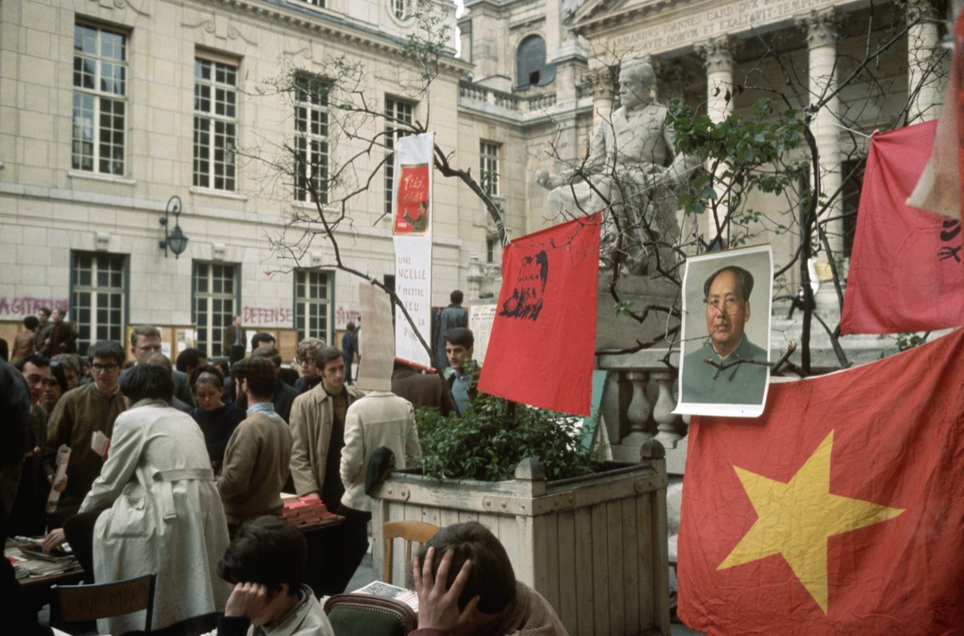 圖為法國「五月風暴」期間,學生罷課的現場,學生們高掛著毛澤東等的共產主義符號。