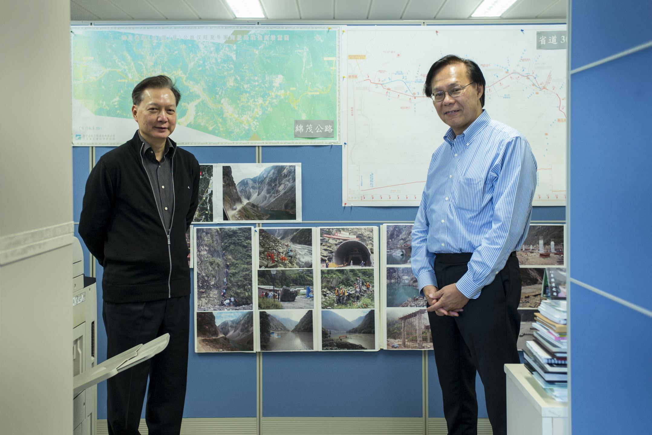 香港援建四川的港方主要负责人,时任香港发展局常任秘书长麦齐光与时任四川重建组副组长的唐锡波。