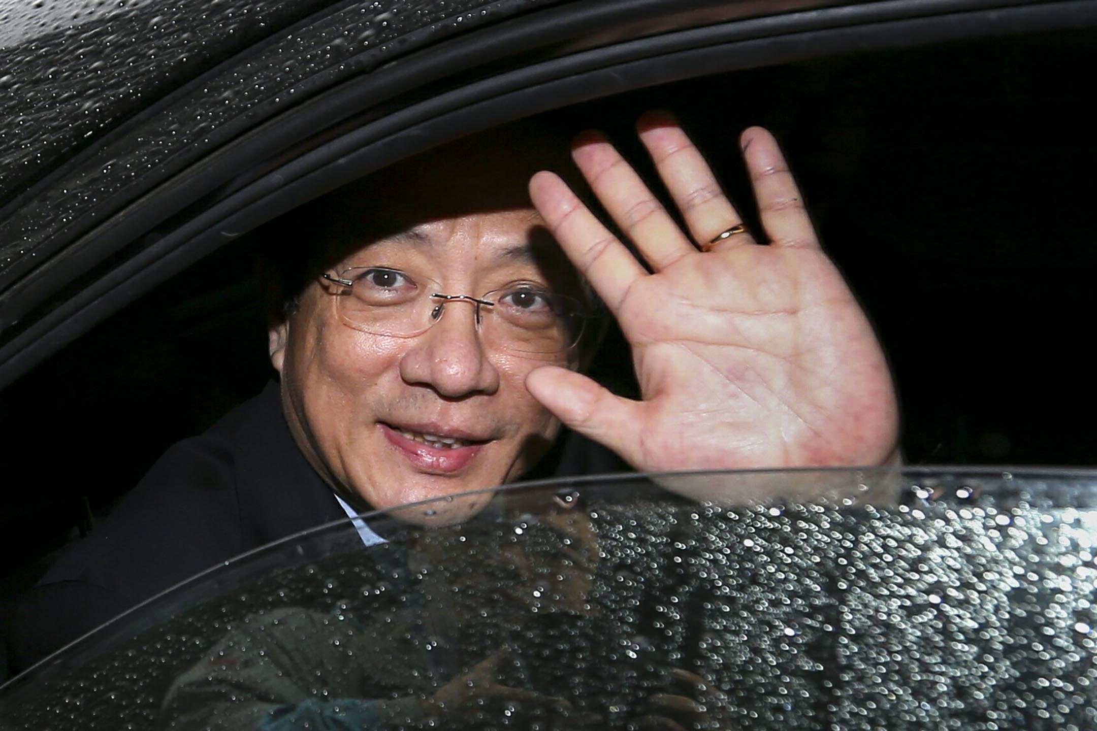 台大校長遴選當選人管中閔,在歷經四個月的獨立董事、抄襲與兼職的爭議後,被新任教育部長吳茂昆駁回當選資格。圖為2015年2月3日,管中閔卸任「國發會主委」時,揮手與同仁道別。