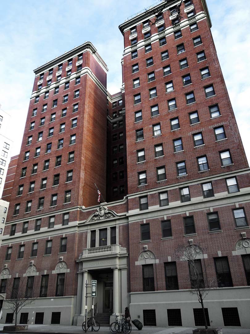 韦伯斯特(Webster Apartments)是一栋地处曼哈顿心脏位置的公寓。34街与第9大道交界,走路10分钟以内就能到帝国大厦、时报广场、宾夕法尼亚车站。