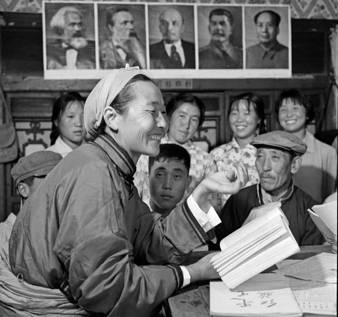 幹校裏的人一邊稱自己心情愉快地積極勞動，一邊用積極勞動來爭取早日回城的機會，這在插隊知識青年那裏也是司空見慣的。這種表演依從的行為並不僅僅是行為者的虛偽，也是改造者的承諾所致。