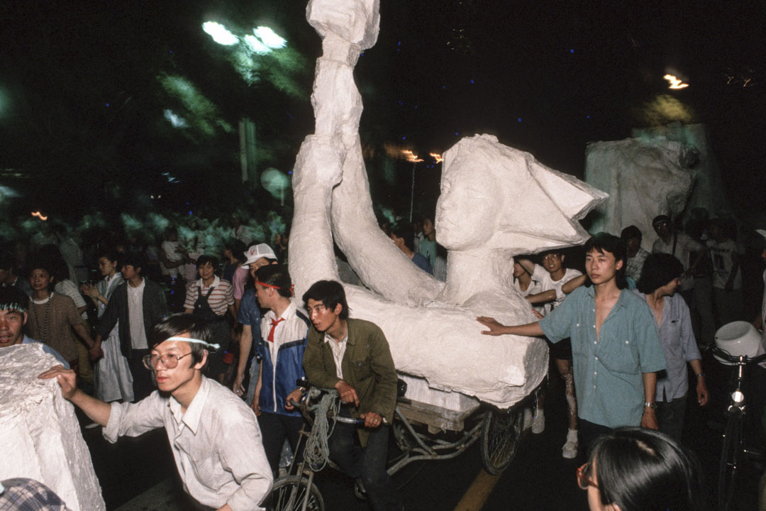 1989月6月1日,北京艺术系学生制作“民主女神像”以表达他们对中共更加民主的渴望,其后“民主女神像” 在天安门广场竖立。摄:Peter Charlesworth/LightRocket via Getty Images