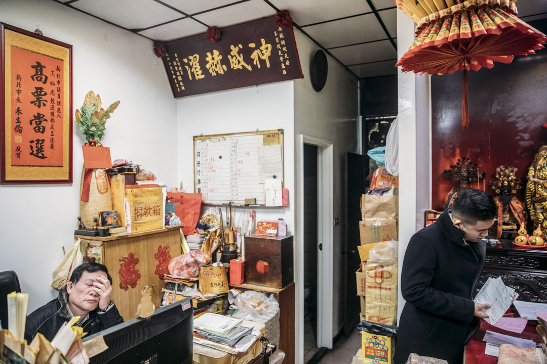 王炳忠和父亲王进步笃信王爷，而王炳忠向“王爷”请示的“问事单”，意外成了检调彻查王炳忠、周泓旭与中共官员之间关系的重要物证。图为王炳忠父亲在新北市板桥区供奉王爷、平日信徒问事的神坛，王爷案前仍放置部分信徒的问事单。