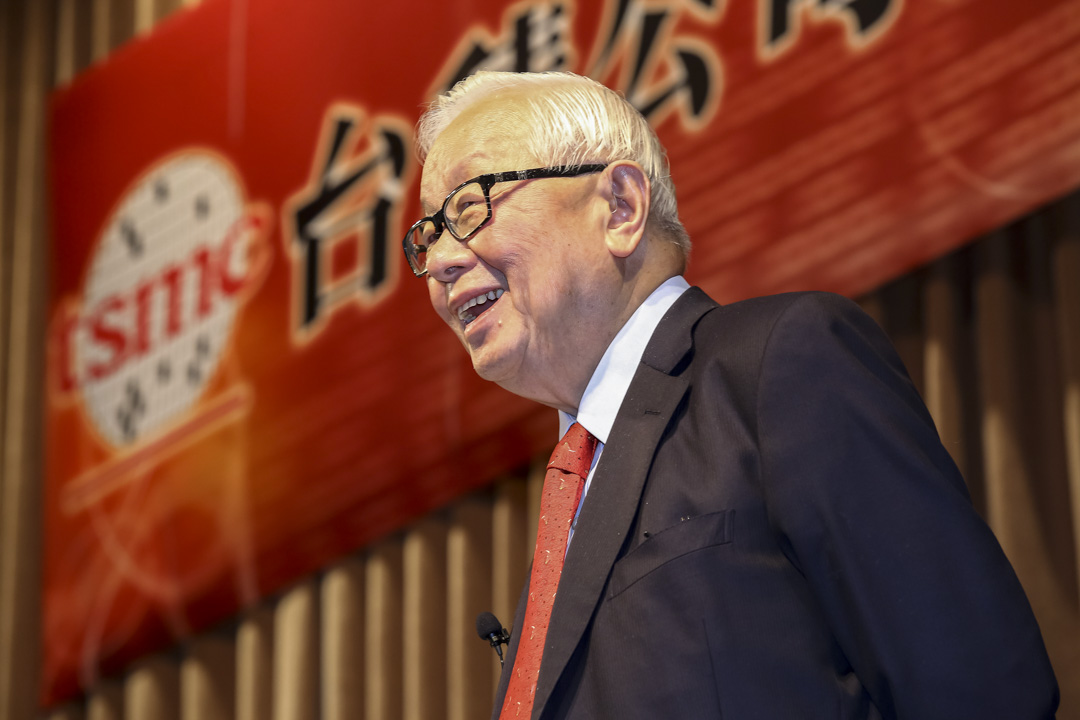 张忠谋曾被MIT博士班所拒,视为人生最大挫折,但以对半导体产业的贡献而获得学术界至高的IEEE最高荣誉奖;曾梦想贡献所学于汽车业,却阴错阳差成为半导体教父;56岁创立台积电;如今与英特尔、三星鼎足而立。