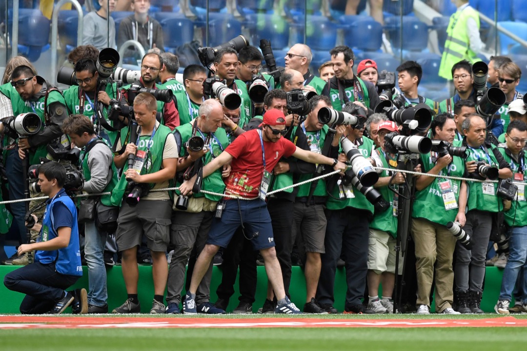 2018年6月22日,聖彼德堡體育場,世界盃E組巴西對哥斯大黎加賽事開賽前,大批攝影師在場邊聚集。