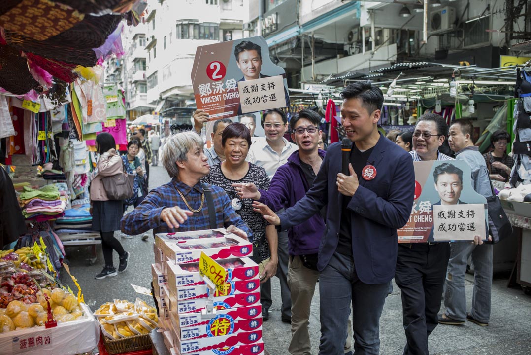 2018年香港立法會補選,鄭泳舜以2,419票的差距擊敗姚松炎,勝出九龍西議席,成功當選。其中在啟晴邨和德朗邨,共比對手姚松炎多1700多票。