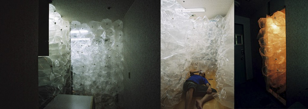 《呼吸一間屋的空氣》 我在釜山租了一間屋(體積6.7m x 2.7m x 2.2m,和香港的屋一樣細!),我住在這裏照常作息,但我用透明膠袋把我呼吸的空氣都儲存下來,直至這些儲有我空氣的膠袋填滿了整間屋為止,過程一共用了十天的時間。感覺就像我一部份的生命寄居在這間屋似的。 (2006年9月1至10日韓國釜山雙年展)