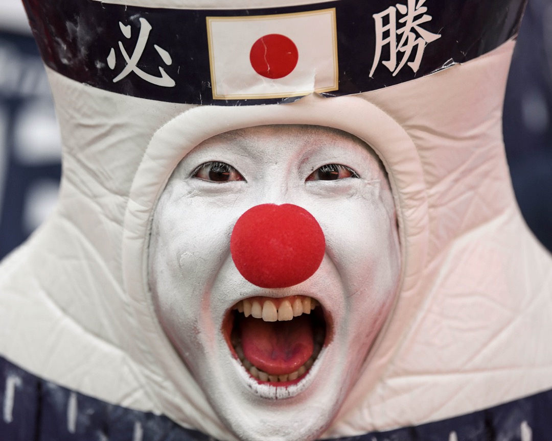 2018年6月24日,世界盃H組日本對塞內加爾的賽事,在葉卡捷琳堡中央體育場上演,一名穿著寫有「必勝」二字的服裝的日本隊支持者到場為球隊打氣。