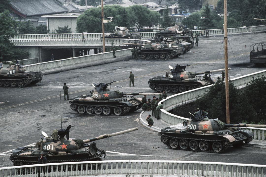 1989年6月4日,解放軍於天安門廣場鎮壓後數小時,坦克在長安大道橋上戒備。