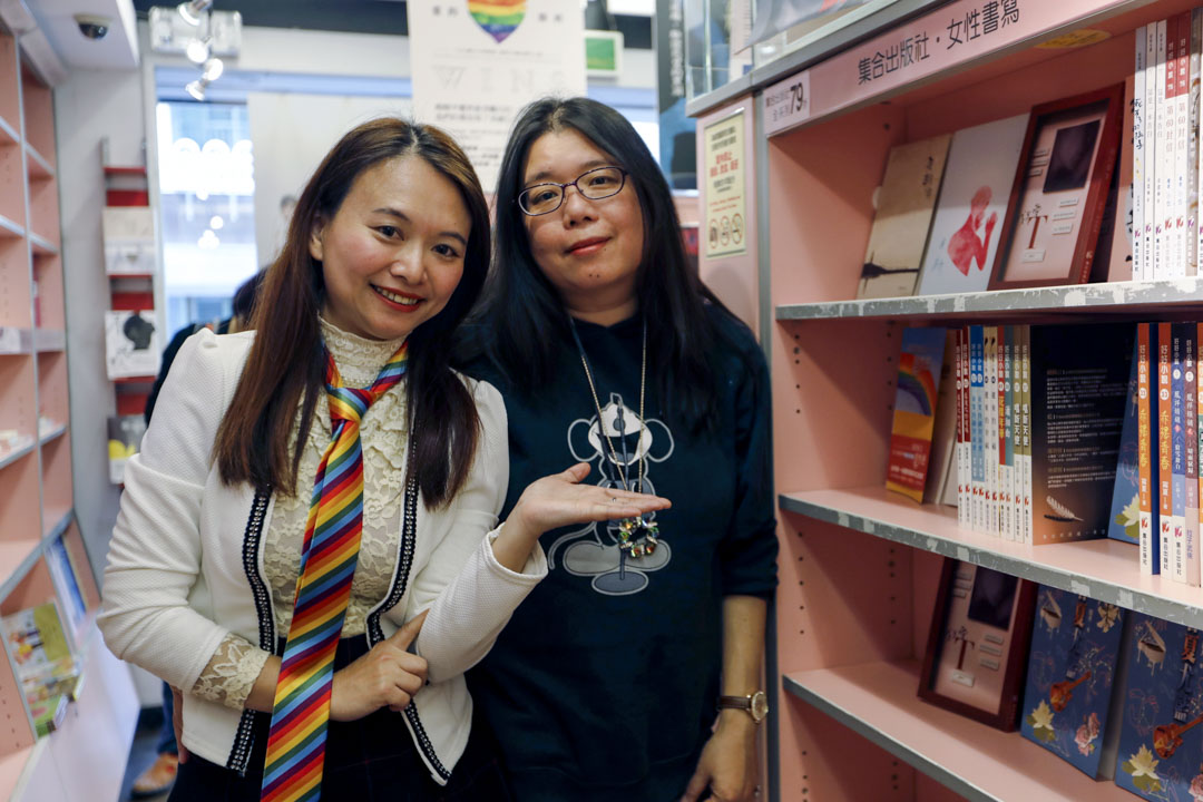 林寒玉與伴侶卓嘉琳。卓嘉琳筆名「秋金爽爽」，是集合第79本小說《我只愛T》的作者。這是應林寒玉要求寫的一本浪漫偶像劇。兩人交往後，卓不但出書沒有酬勞，還得四處借錢，一起苦撐出版社。