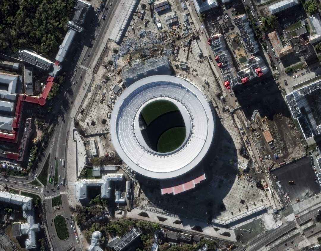 葉卡捷琳堡中央體育場建於上世紀五十年代,本身沒有達到國際足聯「可容納40000人」的硬性要求,為此,俄羅斯人把它的側面看台改成了開放式,至少10000人將坐在體育館外的半空中觀看比賽。