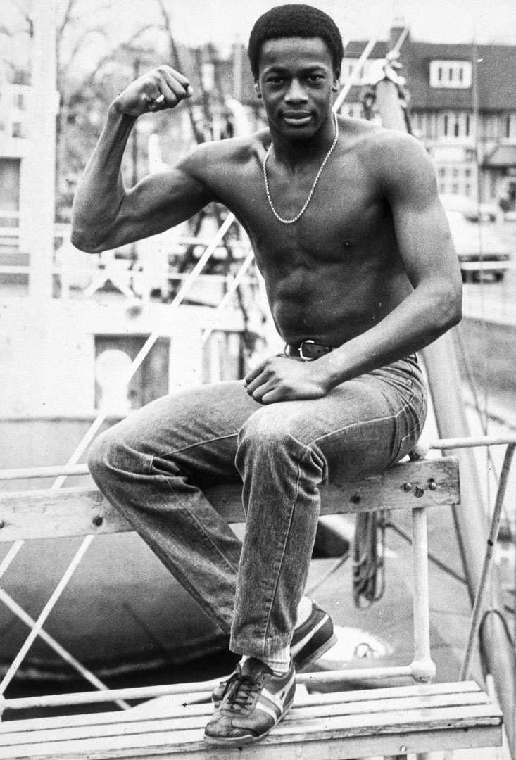 1990年，英國著名球員賈斯汀·法沙努（Justin Fashanu）出櫃，但遭遇了球場內外恐同言行的夾擊。1998年，年僅37歲的法沙努自殺身亡。第一個出櫃卻未能善終的英國球星法沙努，像一個揮之不去的陰影，在二十年後，依舊籠罩着綠茵場。