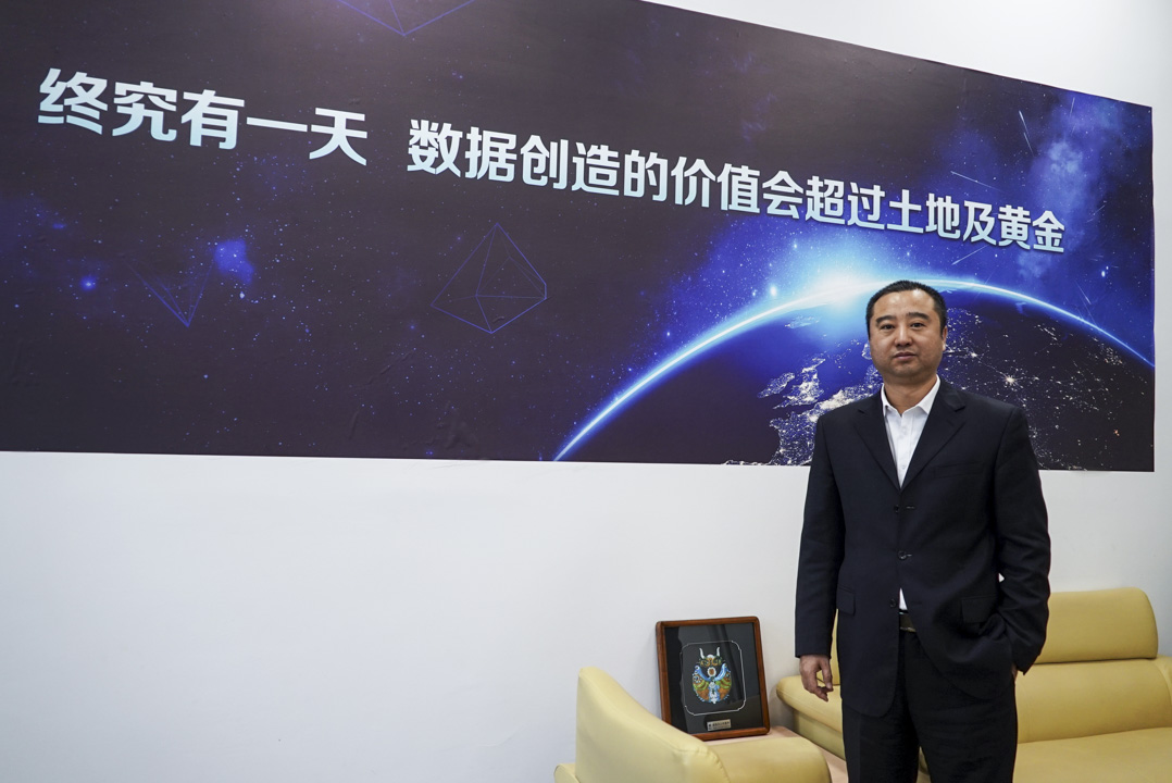 貴陽大數據交易所副總裁朱國輝,2015年加入貴交所,辦公室墻上掛著一幅以太空為背景的標語——我們堅信:終有一天,數據價值將超過土地價值!