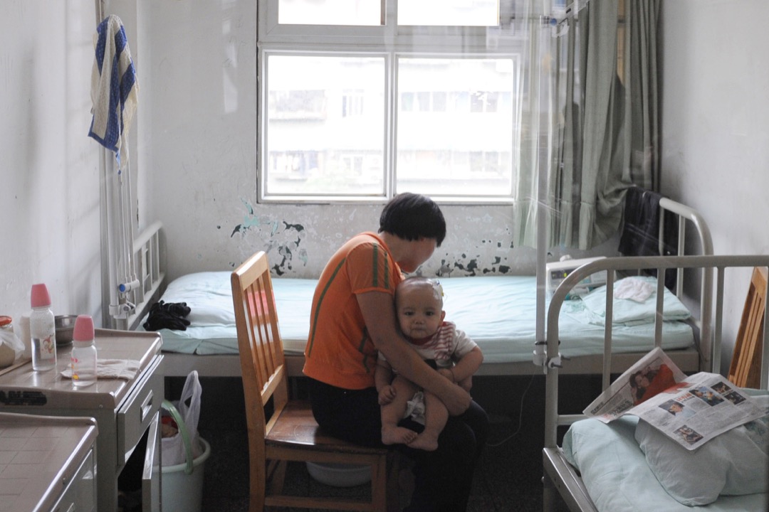 2008年9月22日,成都儿童医院,一位母亲抱著一名因食用受三聚氰胺污染的奶粉而患有肾结石的婴儿。