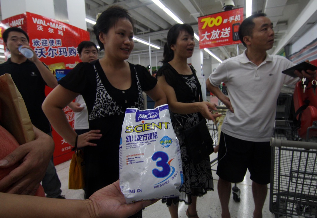李宁哲的儿子曾每天食用施恩奶粉,足足14个月,2008年8月三聚氰胺新闻曝光,儿子检查后确诊是肾损伤和双肾结石。图为2008年,湖南一家超市,一群家长拿着施恩奶粉要求退货。
