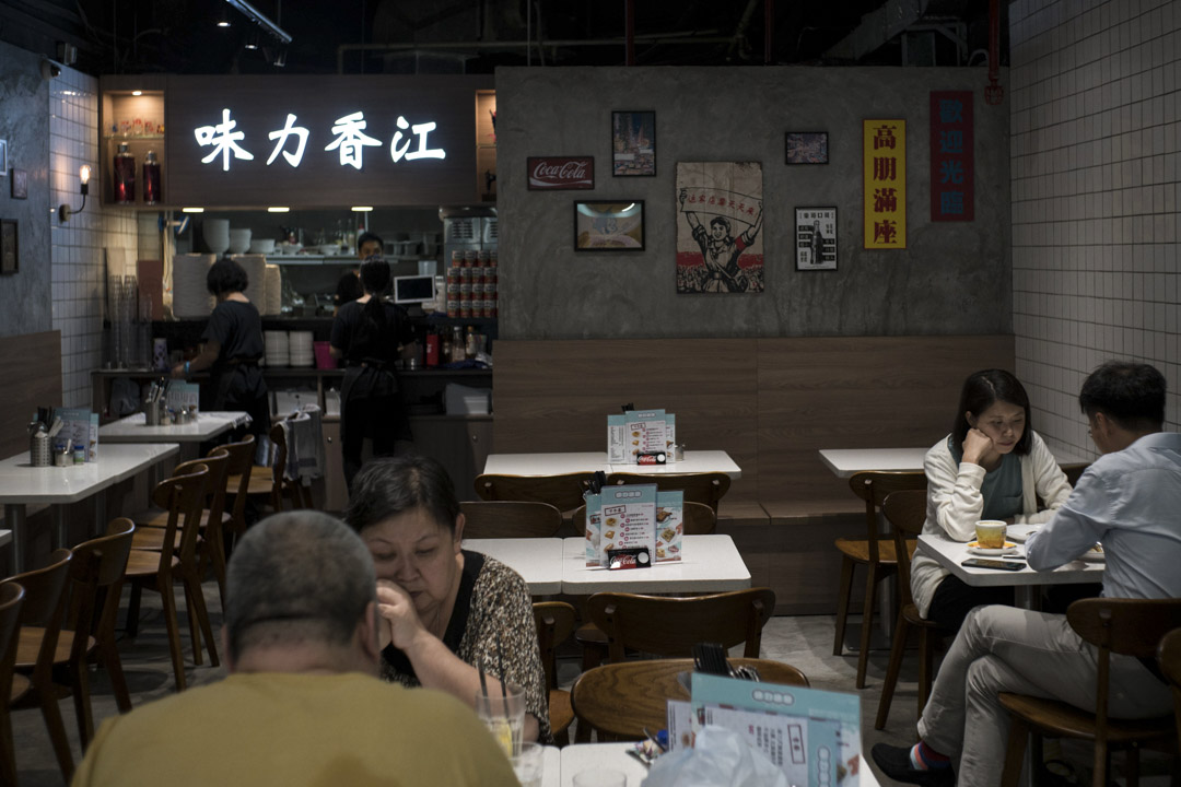“(香港人认为)结合『中』很简单,不需要多讲,只不断聚焦于『西』。而不谈中的元素,其实就是因为others(他者)是大陆。” 陈蒨在研究茶餐厅中,看到了这点。