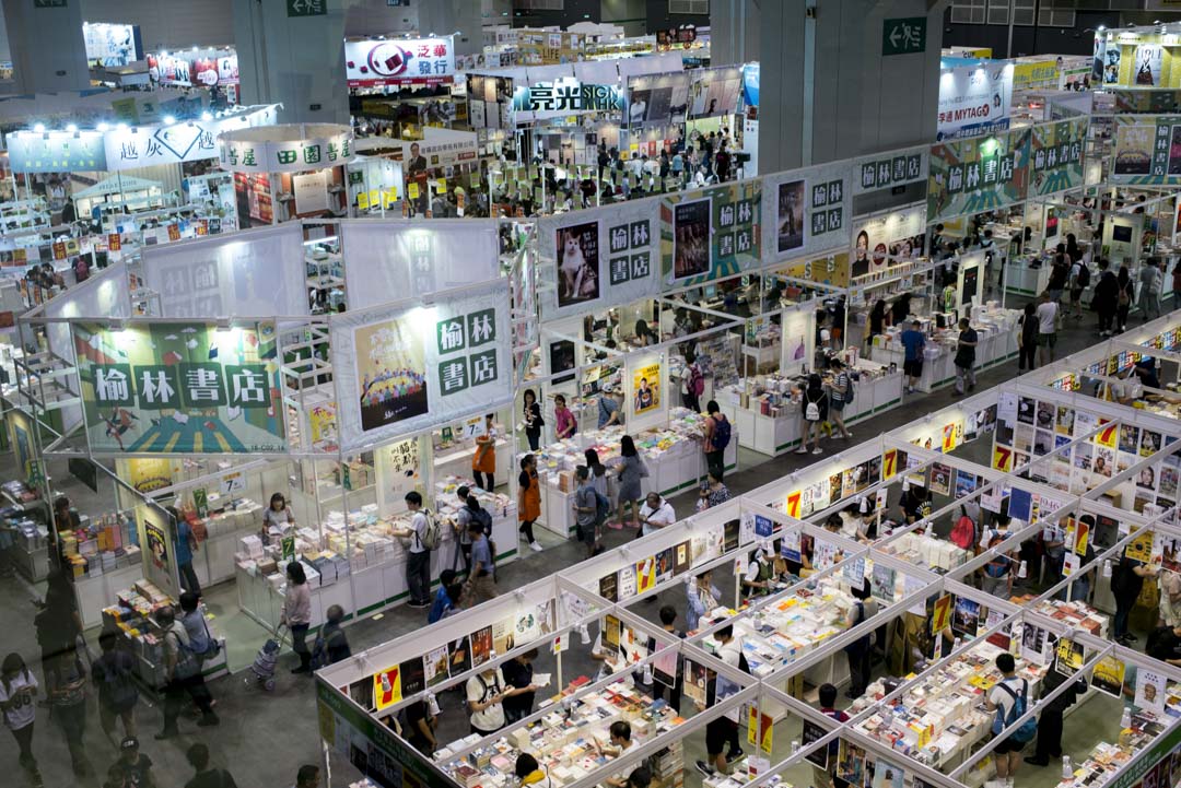 香港书展在外的名头先是人流上的奇观，人流带动营销量，做到生意是最实际的。