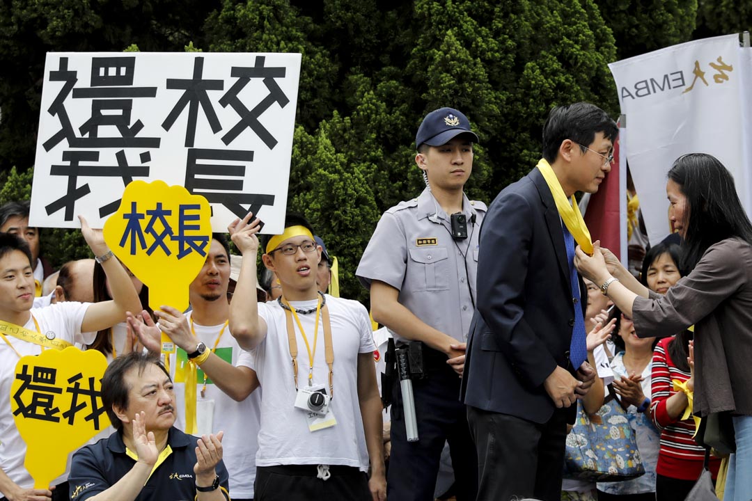 2018年5月4日,台大師生發起「新五四運動」,聲援大學自主行動,台大代理校長郭大維在傅鐘前接受學生陳情書。