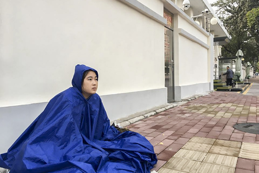 小姨李淑芬被抓后,李宁在微博上呼号,在看守所门前守候。