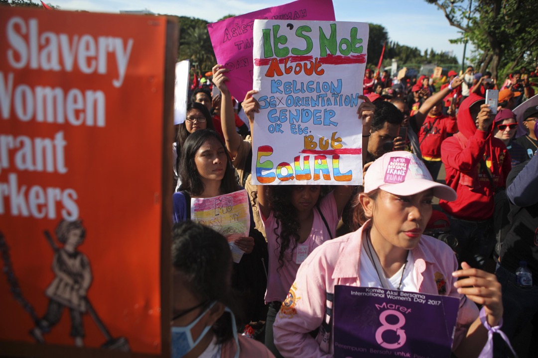 除了政治課題以外,印尼境內同志群體(LGBT)的話題也變得越來越敏感。圖為2017年女權遊行,有同志組織參與爭取平等待遇。