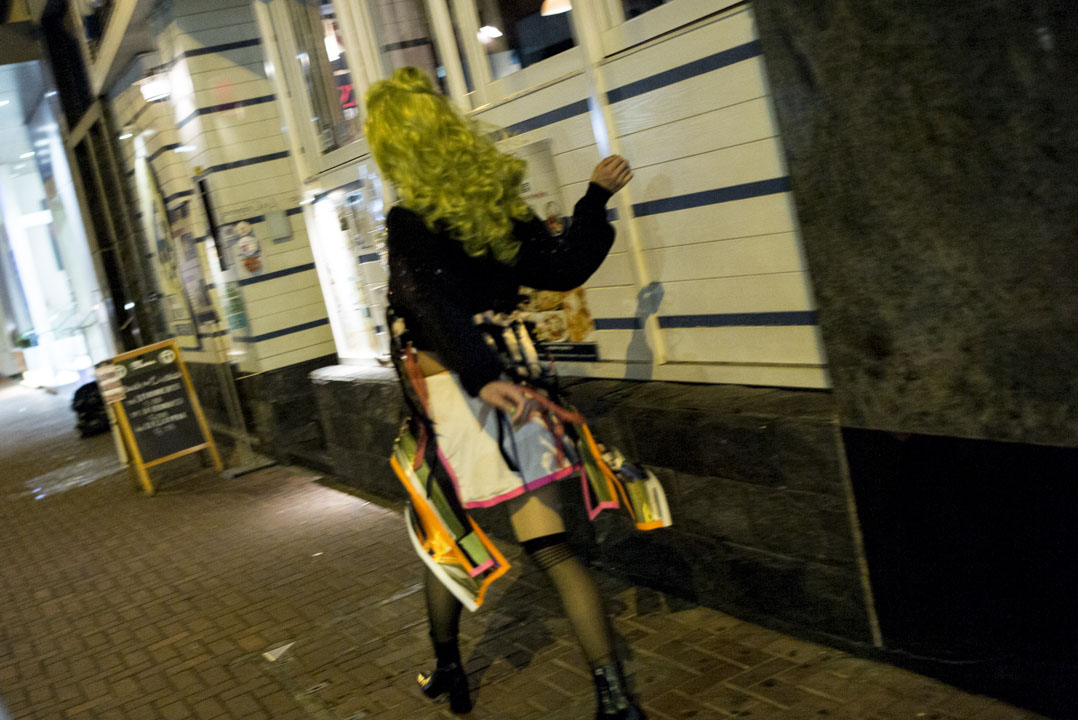Daisy游走于上环街头。