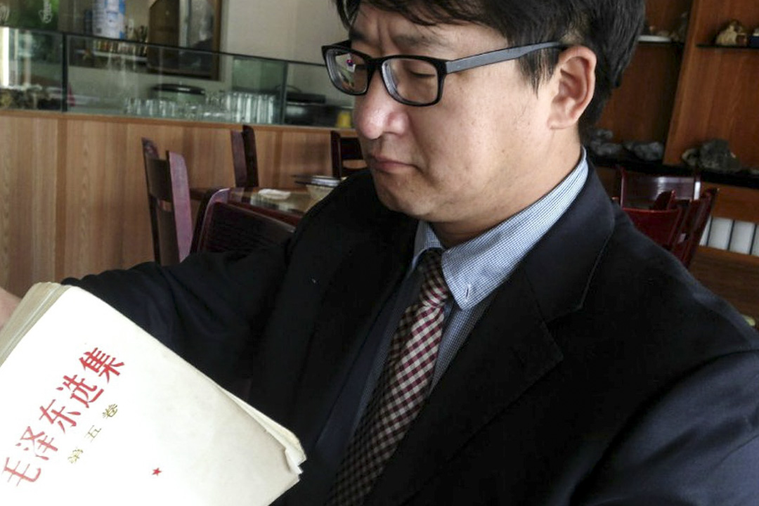张凯曾因参与浙江强拆十字架案的维权行动,被关押7个月,随后在电视上认罪,接着被带回老家内蒙古呼和浩特,经历长达两年半的监视居住,不久前才回到北京家中。