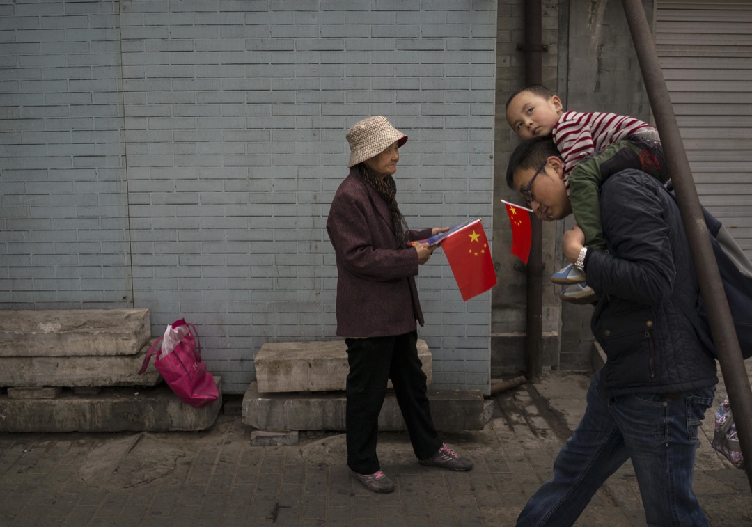 接下来的问题是,面对老龄化社会的到来,中国是否要实施一个鼓励生育政策?