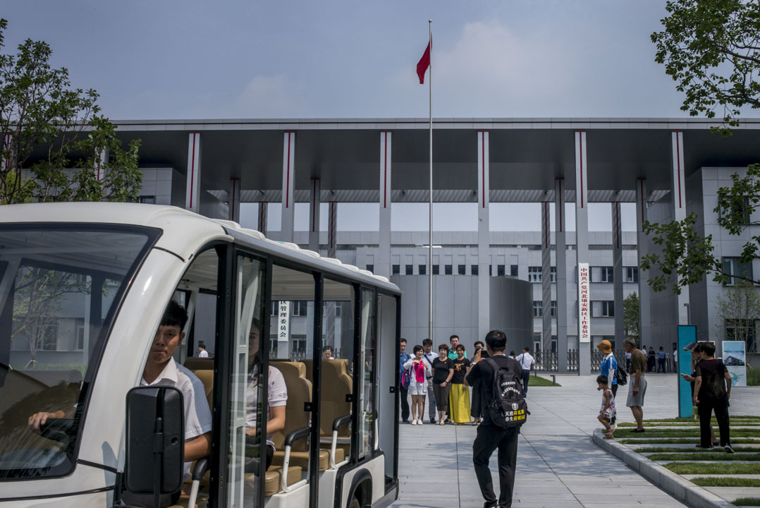 參觀者明顯地分成了兩類：由其他地區公務員或企業代表組成的考察團，在講解員的帶領下信步園區。