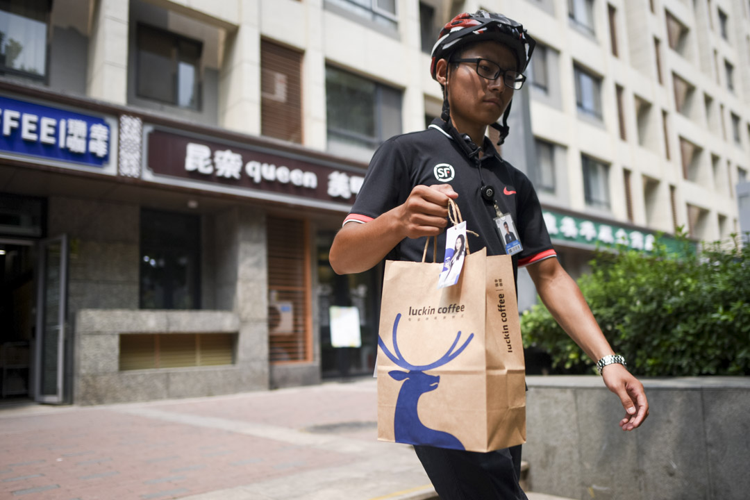 瑞幸全力占據星巴克無暇插旗的中階市場，瑞幸旗下所有咖啡飲料，定價都在21至27元人民幣間，較星巴克動輒一杯30元來得便宜。